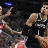 Victor Wembanyama (à droite) attaque le panier face à Kyle Kuzma pour son premier match à 50 points. KEYSTONE/AP/Darren Abate